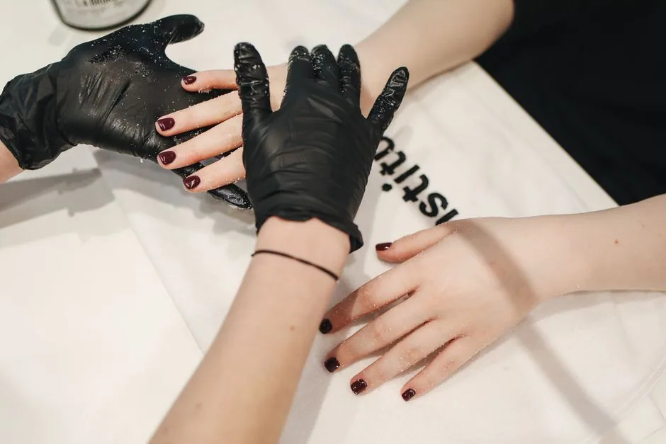 Verzorgde nagels in een zachte, warme salon