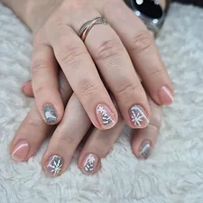 Feestelijke sneeuwvloknailart op gelnagels