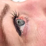 Behandeling van wimpers en wenkbrauwen in de salon