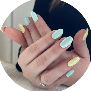 Mintgroene en gele bloemennailart op gelnagels