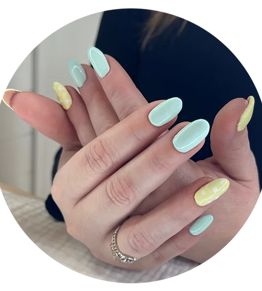Mintgroene en gele bloemennailart op gelnagels