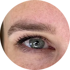 Natuurlijke blik met verzorgde wenkbrauwen na browstyling